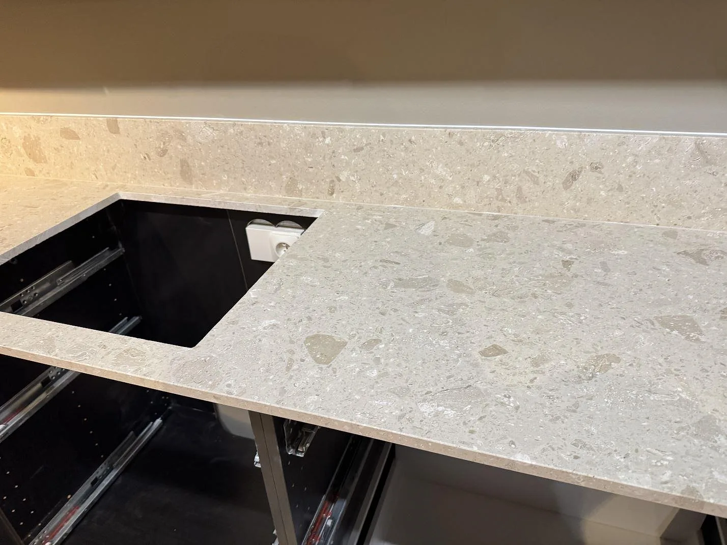 Køkkenbordplade i Terrazzo Perlato Royal, Sjöbo – billede 3