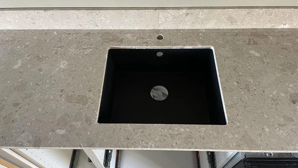 Køkkenbordplade i Terrazzo Perlato Royal, Smygehamn – billede 2