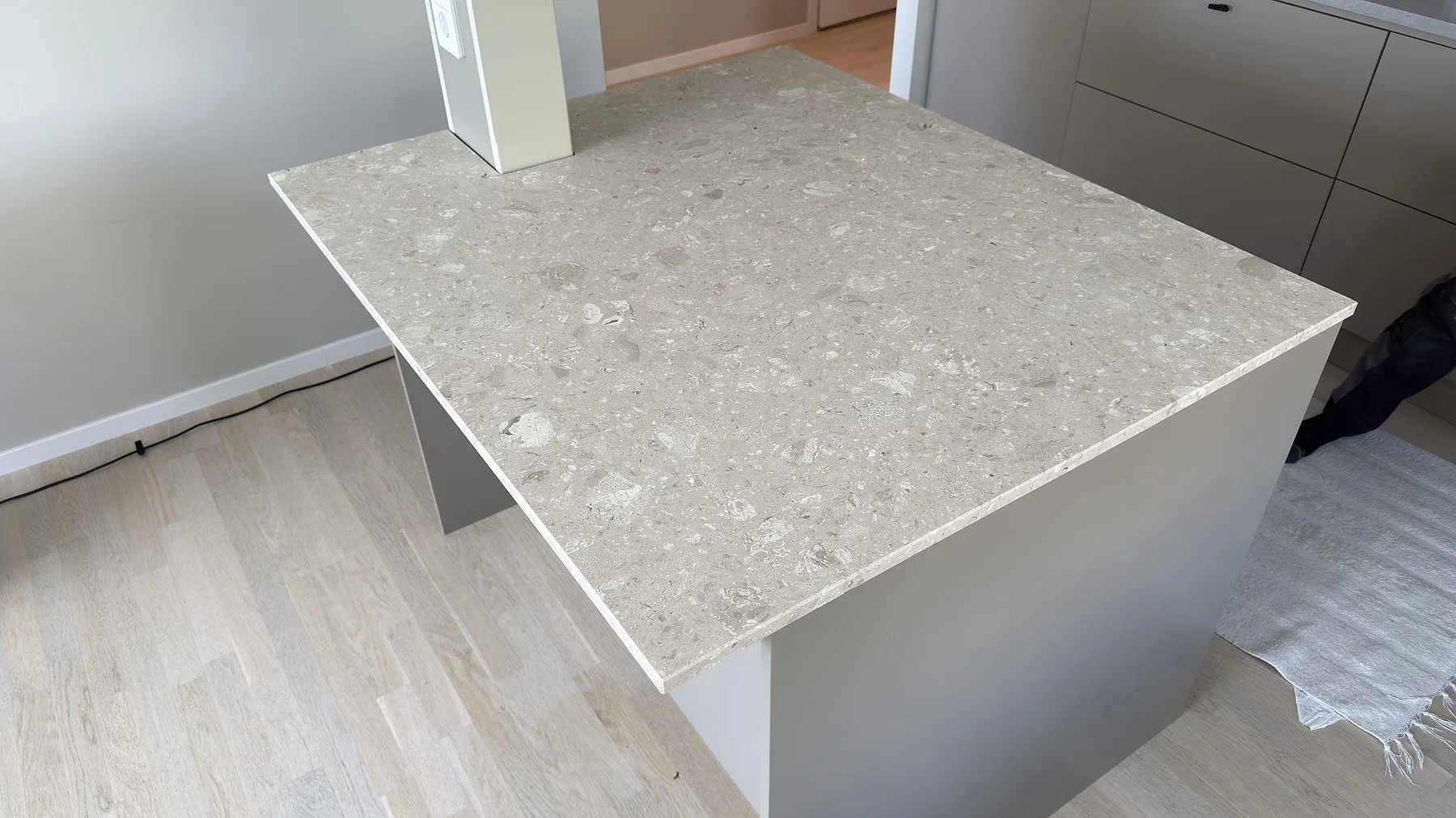 Køkkenbordplade i Terrazzo Perlato Royal, Solna – billede 2