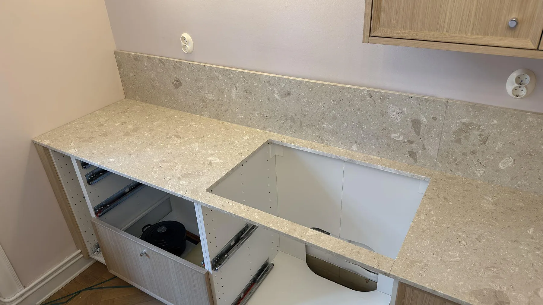 Køkkenbordplade i Terrazzo Perlato Royal, Stockholm – billede 3