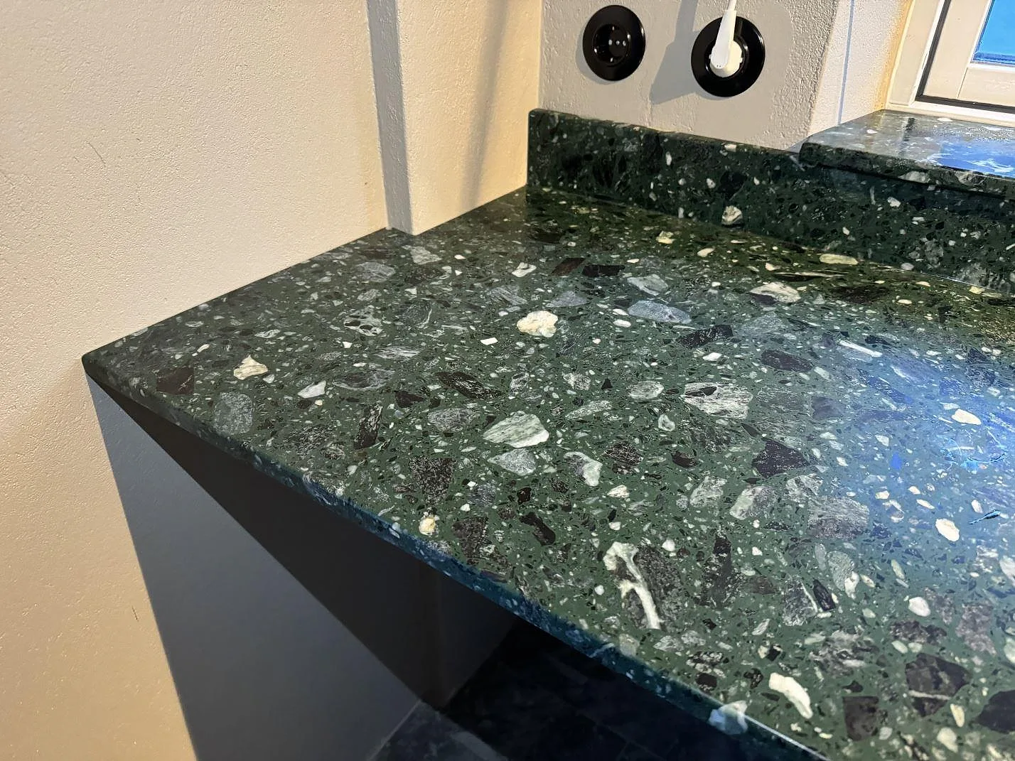 Køkkenbordplade i Terrazzo Verde Alpi, Borrby – billede 5