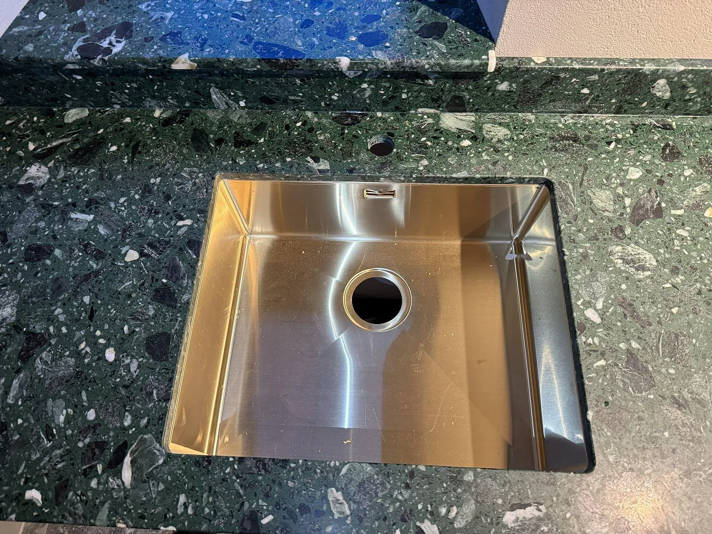 Køkkenbordplade i Terrazzo Verde Alpi, Borrby – billede 4