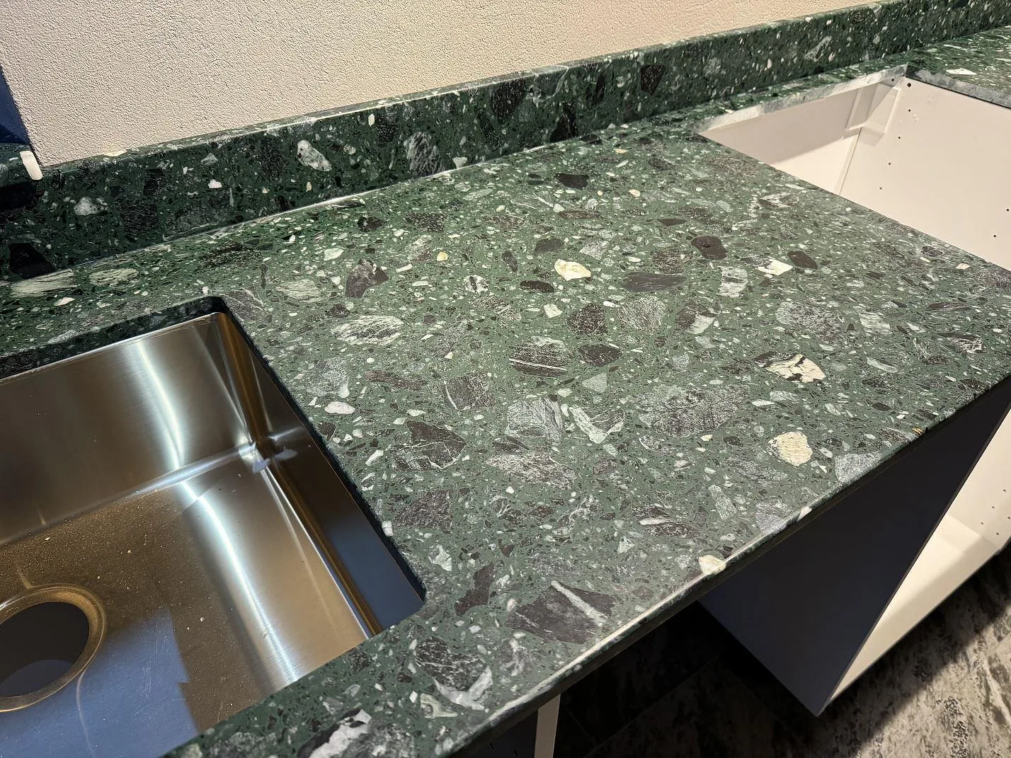 Køkkenbordplade i Terrazzo Verde Alpi, Borrby – billede 2