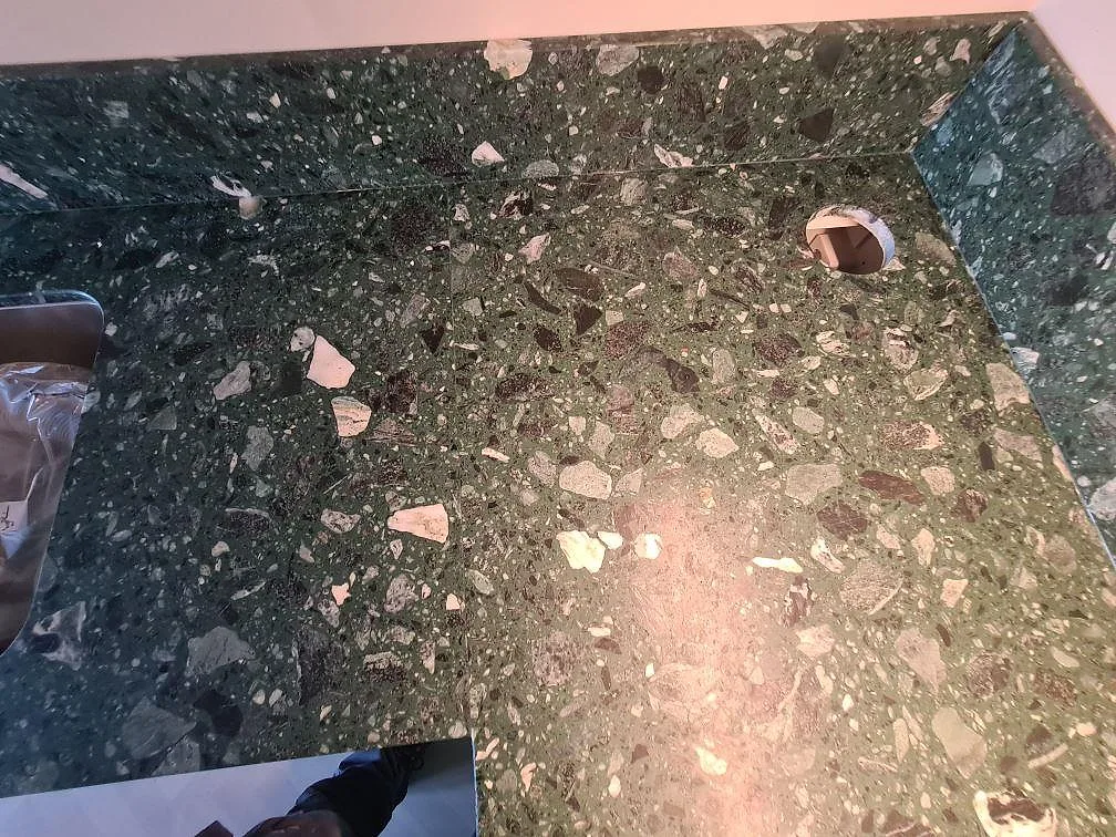 Gennemført projekt: Køkkenbordplade i Terrazzo Verde Alpi, Stockholm.