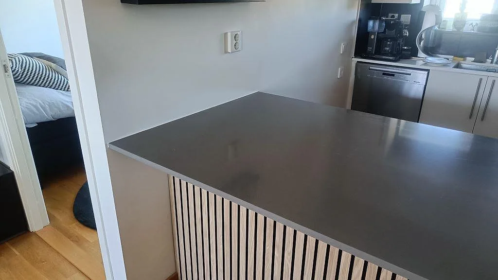 Gennemført projekt: Køkkenbordplade i Technistone Gobi Grey, Växjö.