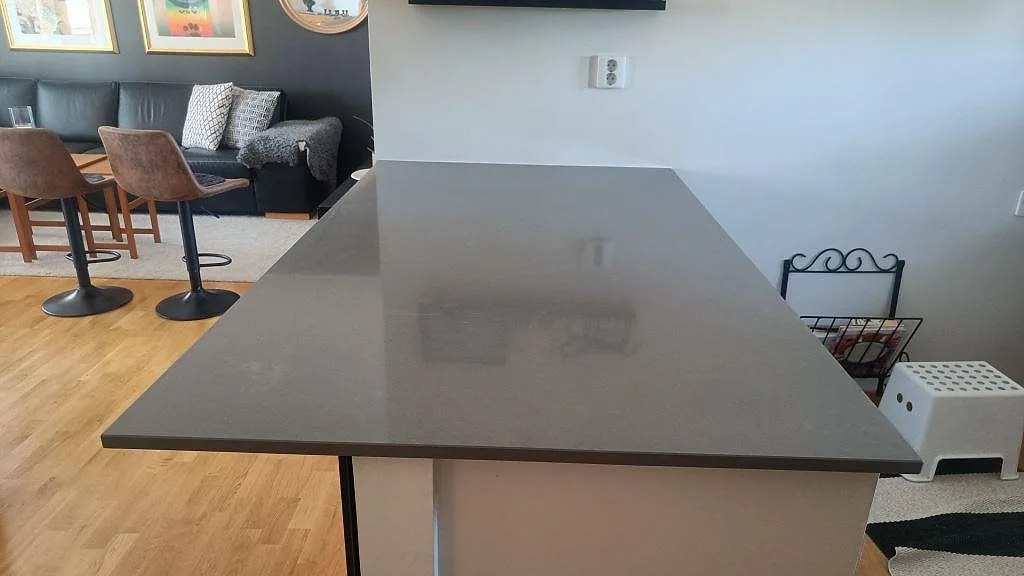 Køkkenbordplade i Technistone Gobi Grey, Växjö – billede 2