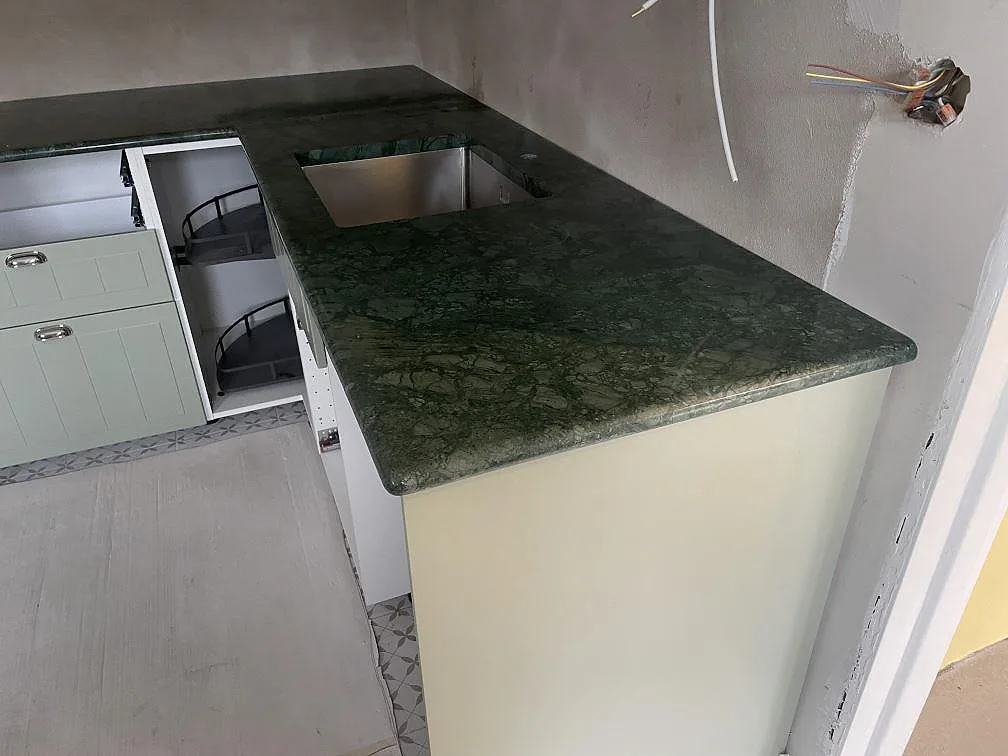 Køkkenbordplade i Verde Guatemala, Staffanstorp – billede 2