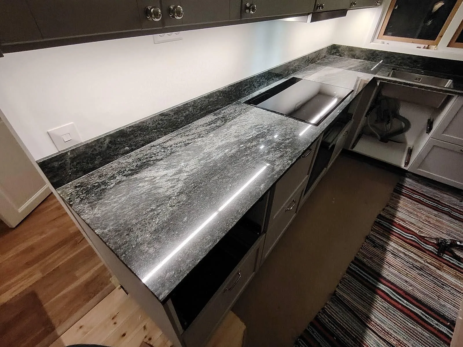 Køkkenbordplade i Verde Savana, Täby – billede 2