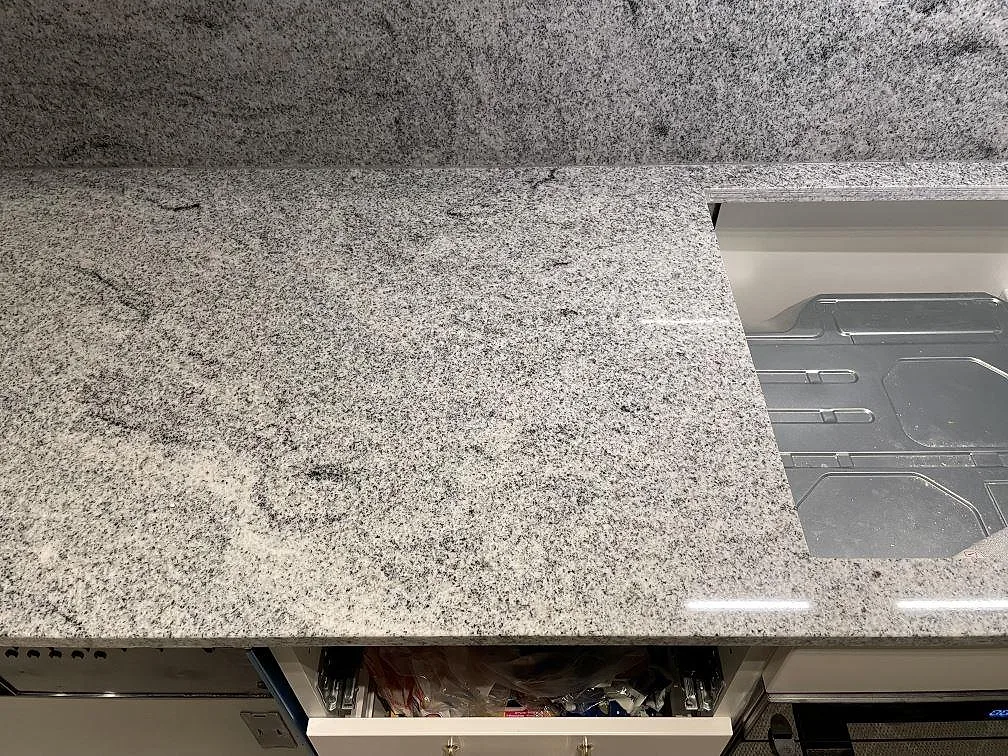 Køkkenbordplade i Viscont White, Sollentuna – billede 3