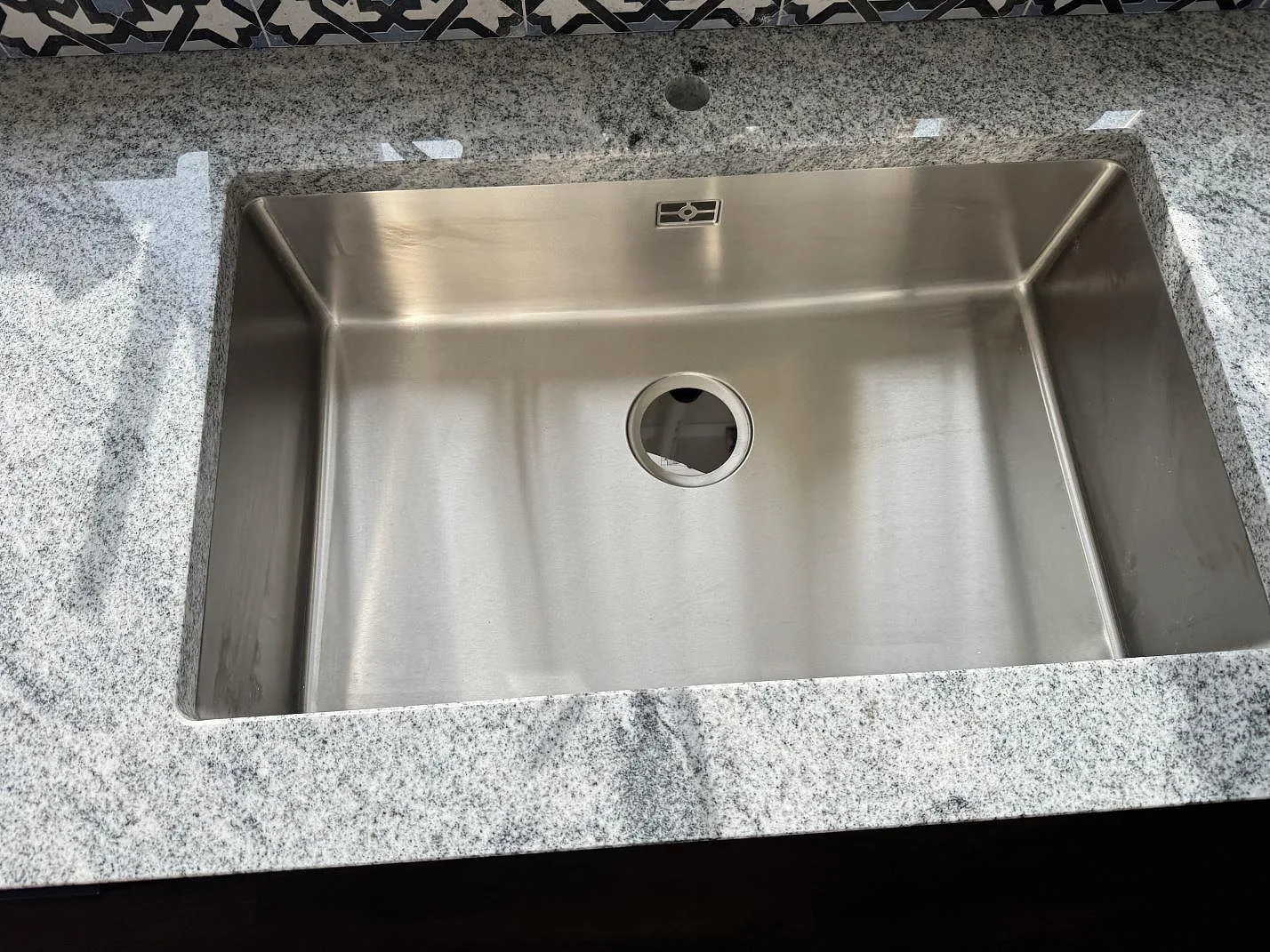 Køkkenbordplade i Viscont White, Väjern – billede 8