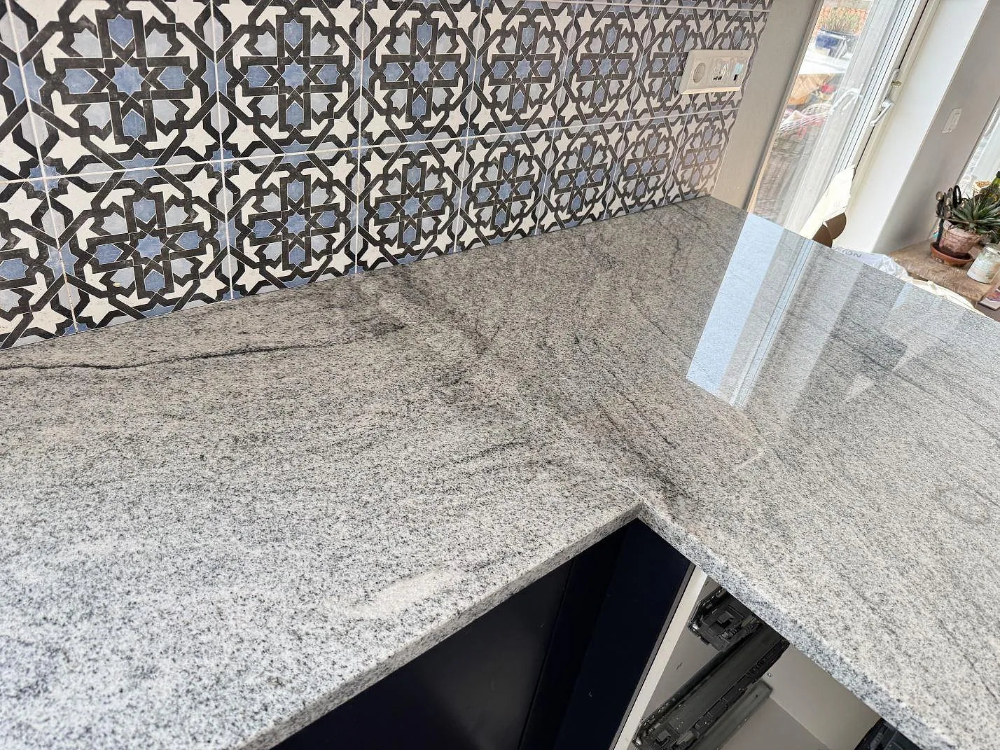 Køkkenbordplade i Viscont White, Väjern – billede 5