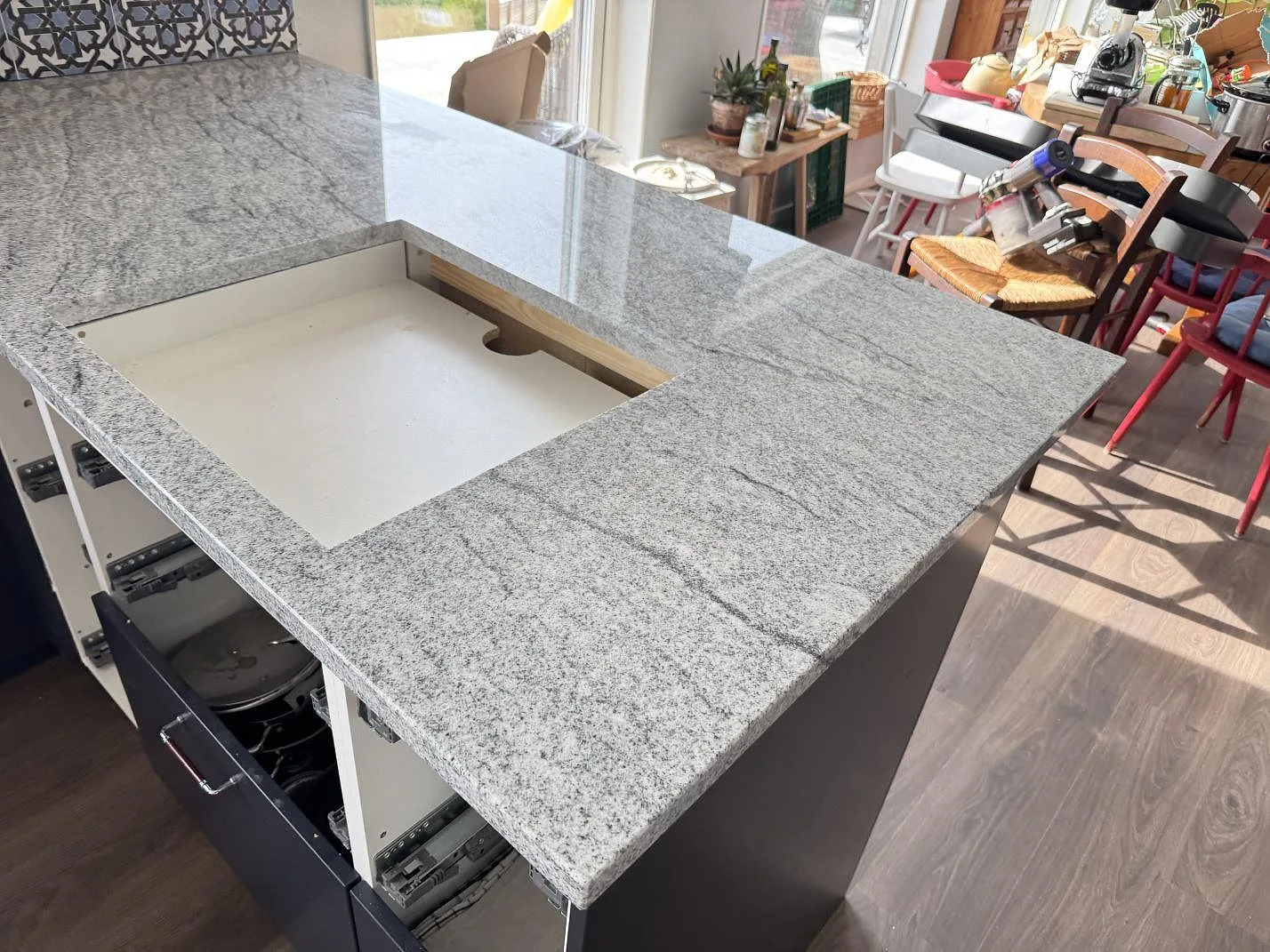 Køkkenbordplade i Viscont White, Väjern – billede 2