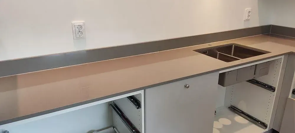 Køkkenbordplade i Silestone Gris Expo, Rönnäng – billede 5