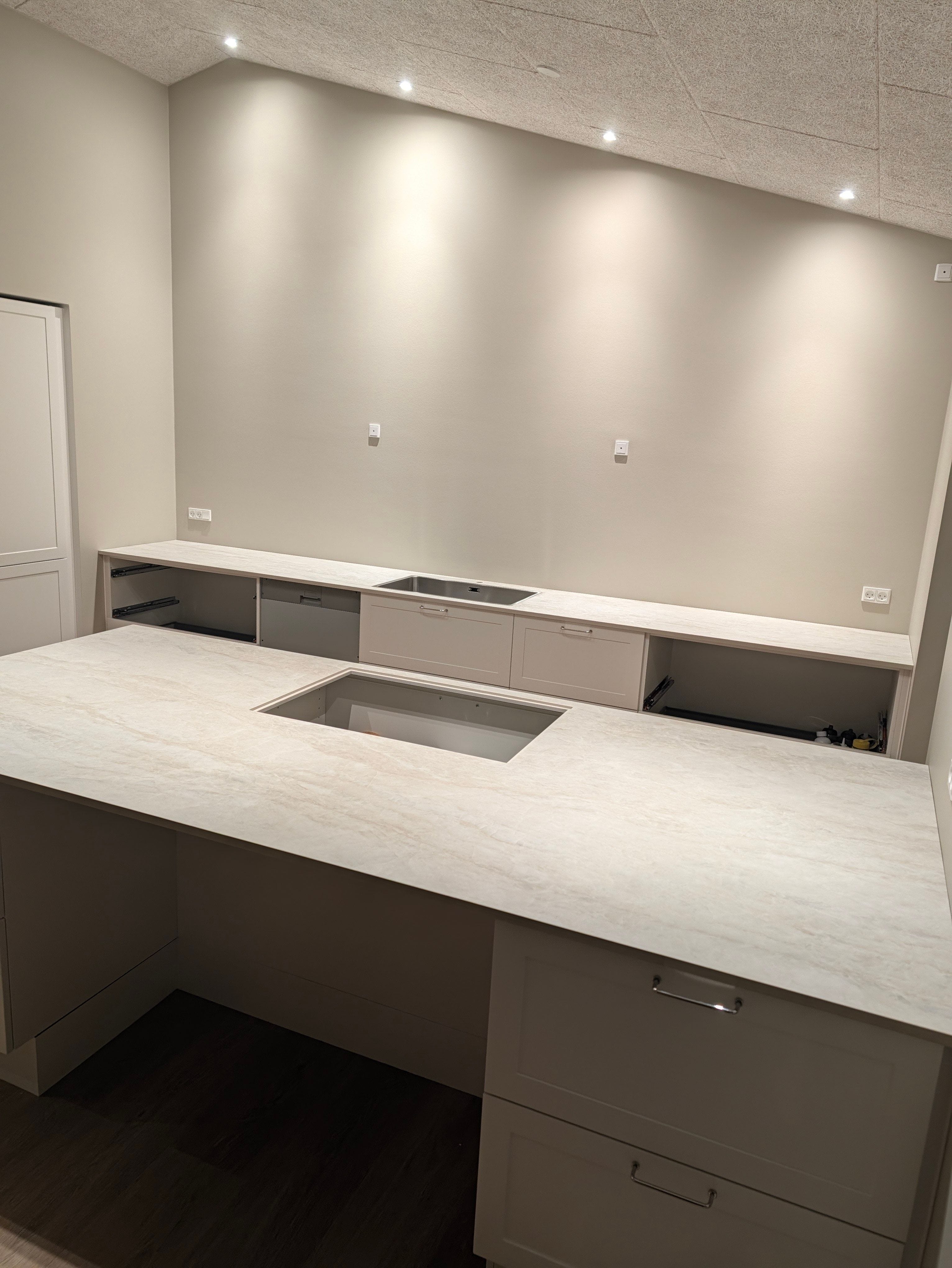 Gennemført projekt: Køkkenbordplade i Dekton Nara i Middelfart.