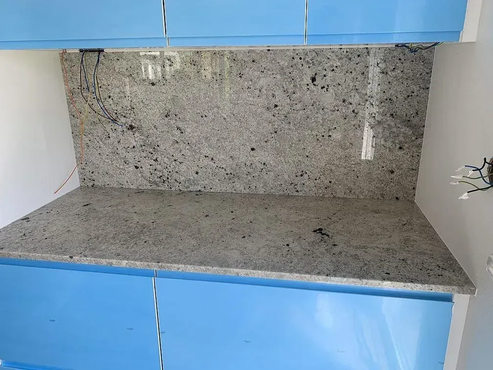 Bordplade og stænkplade i Colonial White, Torekov – billede 4