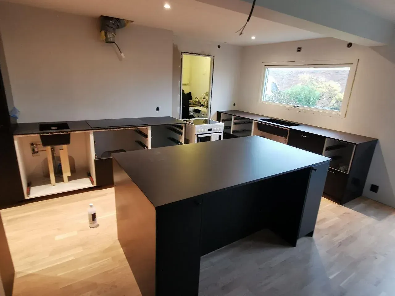 Gennemført projekt: Køkkenbordplade i Dekton Domoos-keramik, Falkenberg.