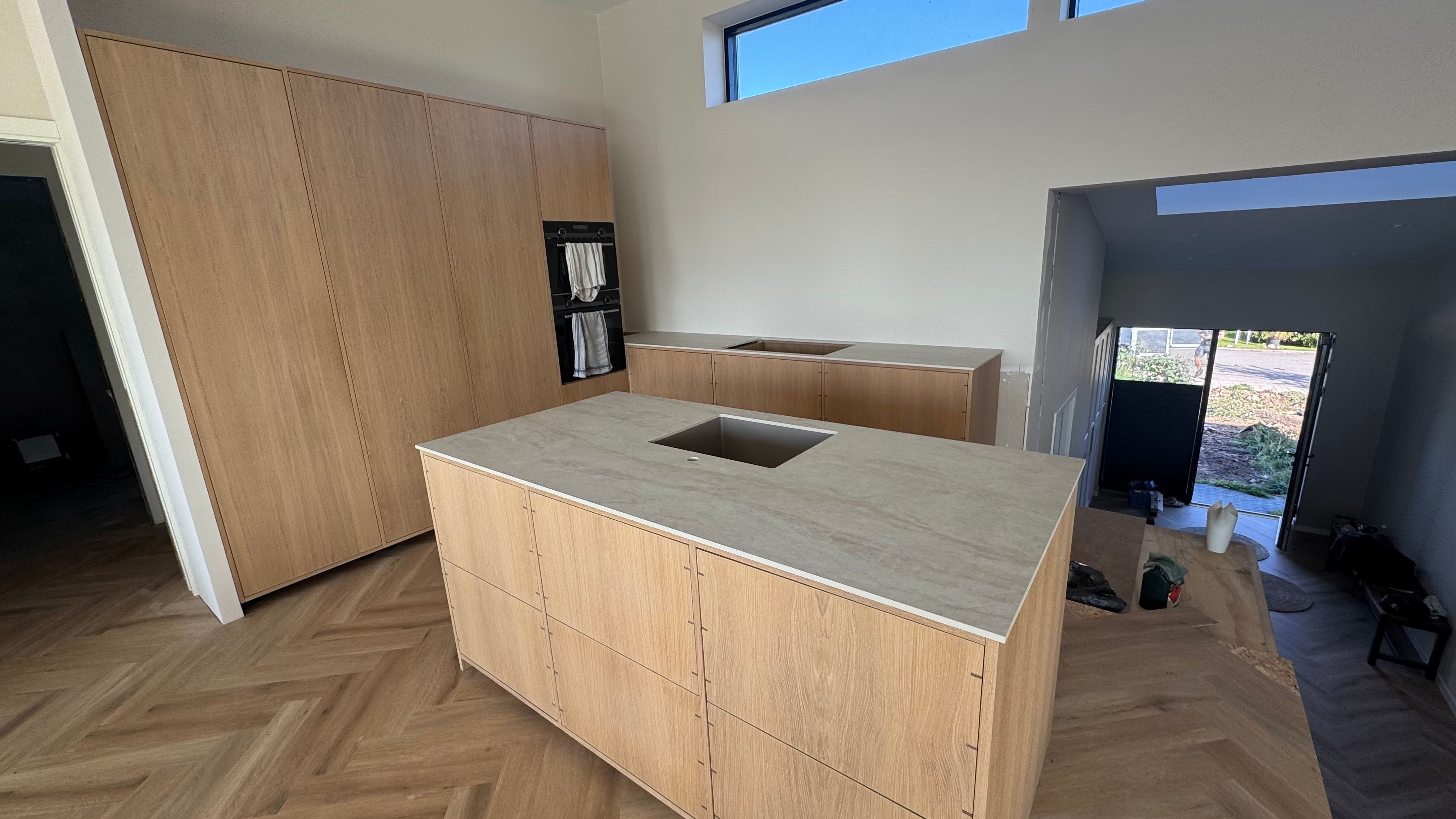 Køkkenbordplade i Dekton Nara i Frederikssund