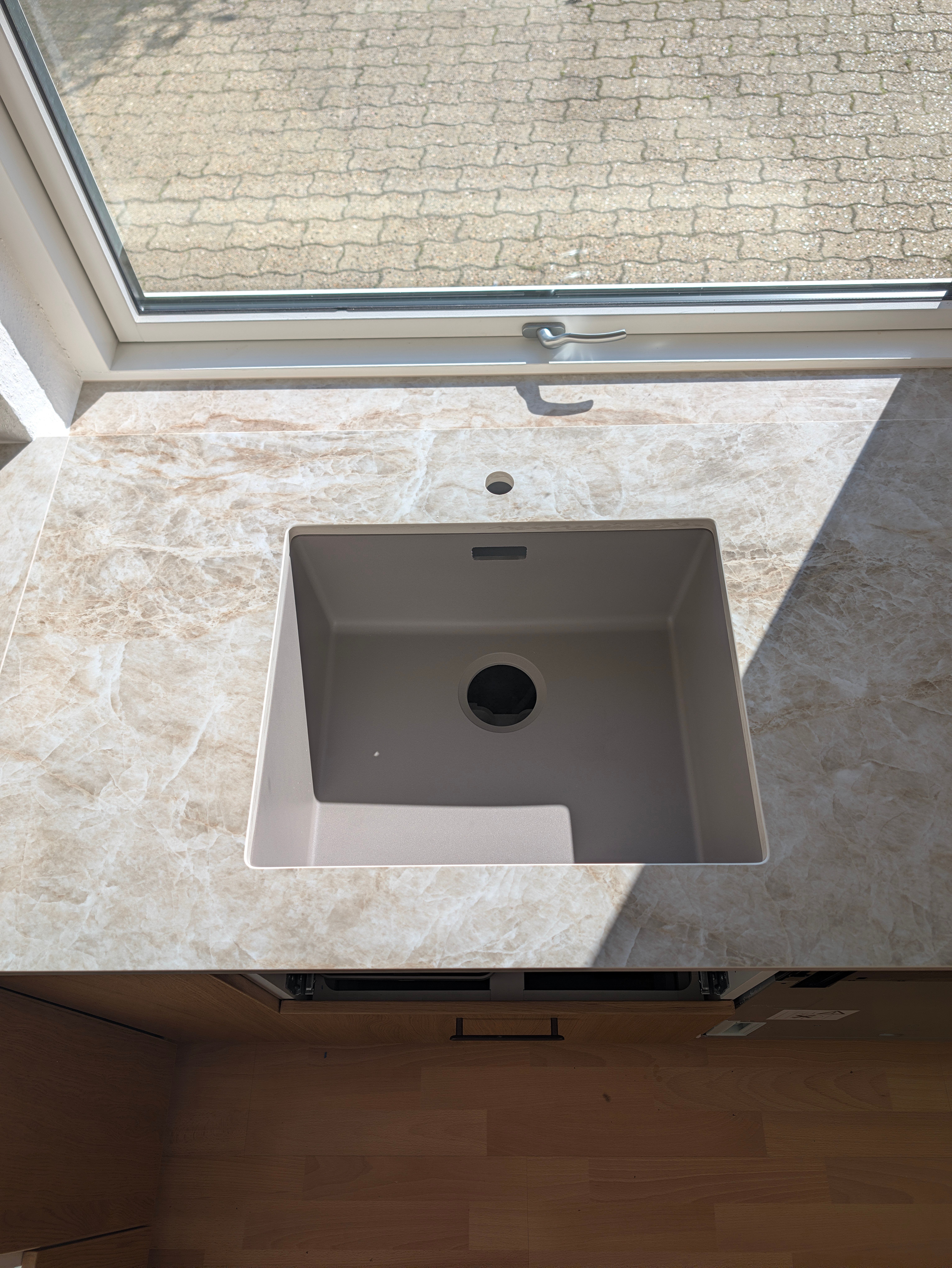 Køkkenbordplade i Dekton Taga i Them