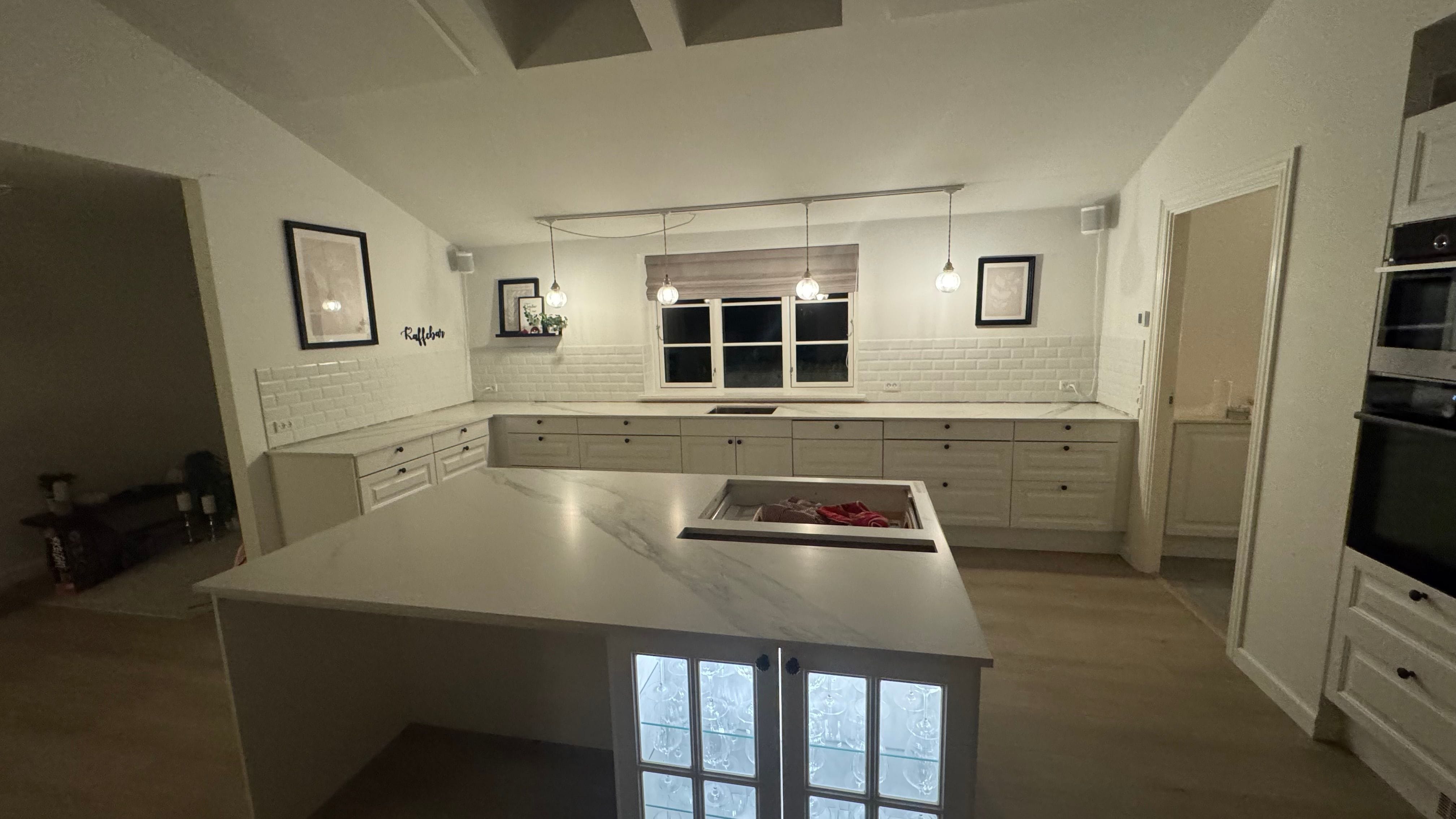 Køkkenbordplade i Dekton Kairos i Holbæk